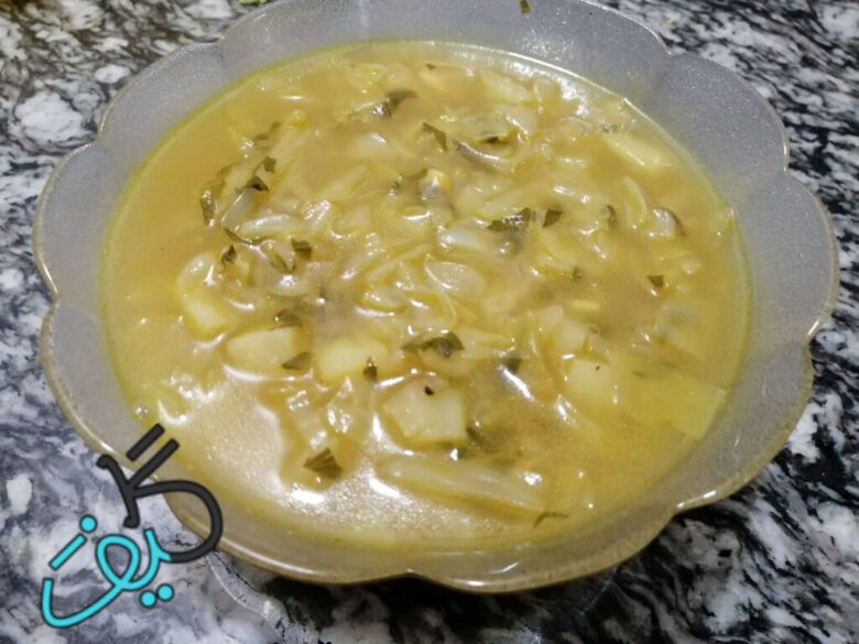 طريقة عمل شوربة الملفوف الصحية واللذيذة خطوة بخطوة 1 طبق شوربة ملفوف بالخضروات مزين بالكزبرة وجاهز للتقديم - طريقة عمل شوربة الملفوف الصحية