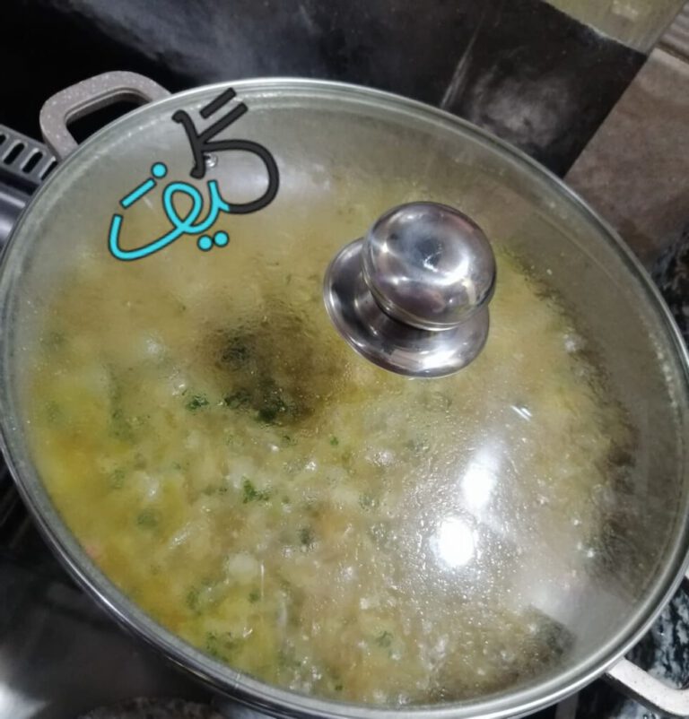 شوربة الملفوف والخضروات تنضج داخل القدر على نار هادئة