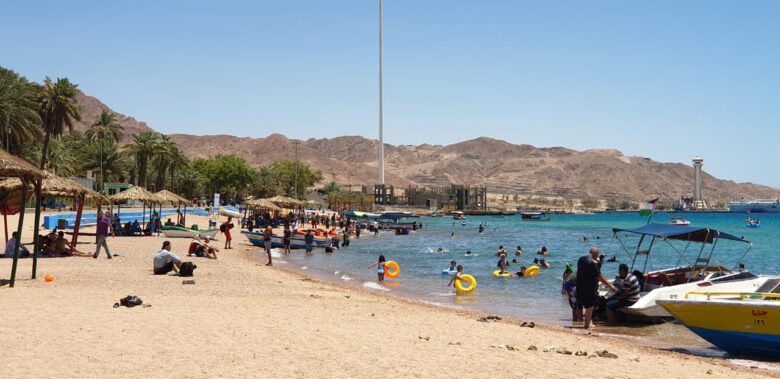 تقدم العقبة مزيجًا من الشاطئ والأنشطة البحرية والمطاعم والمنتجعات.