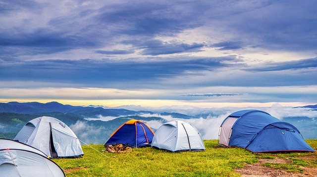 يحتاج التخييم الممتع إلى موقع مسموح وتجهيز مناسب للطقس وعدد المشاركين.