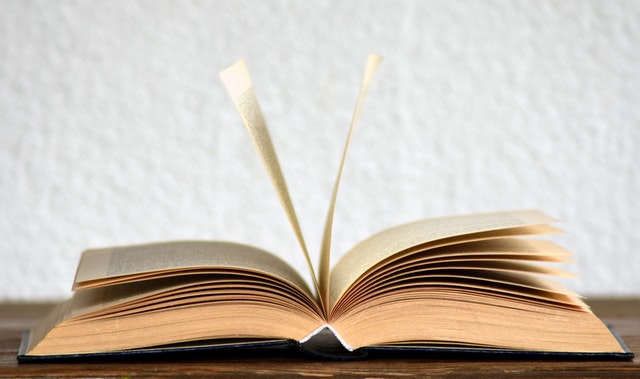 اختر كتابًا ممتعًا، وخصص له وقتًا هادئًا بعيدًا عن إشعارات الهاتف.