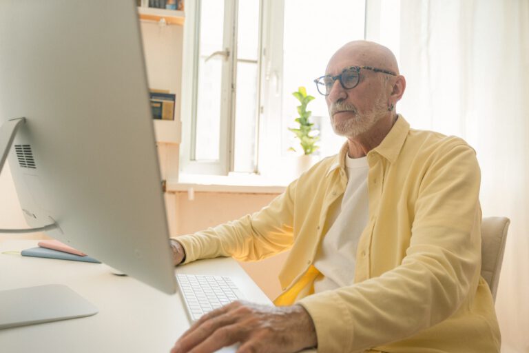 كمبيوتر شخصي يعمل بنظام Windows أو Linux