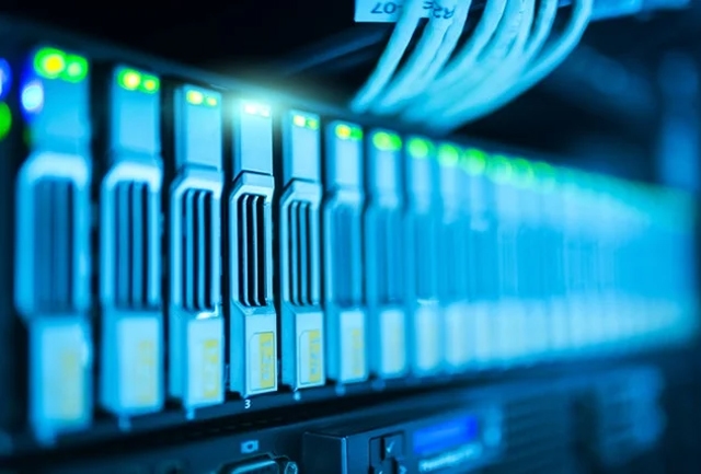 خوادم ويب تعمل بنظام Linux أو Windows Server
