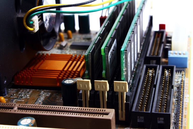ترقية عتاد الكمبيوتر باستخدام RAM وSSD لتحسين الأداء