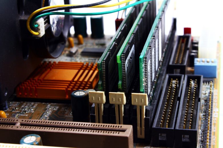 ترقية عتاد الكمبيوتر باستخدام RAM وSSD لتحسين الأداء