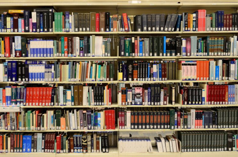 استخدام المكتبات الرقمية المفتوحة مثل مكتبة Welib
