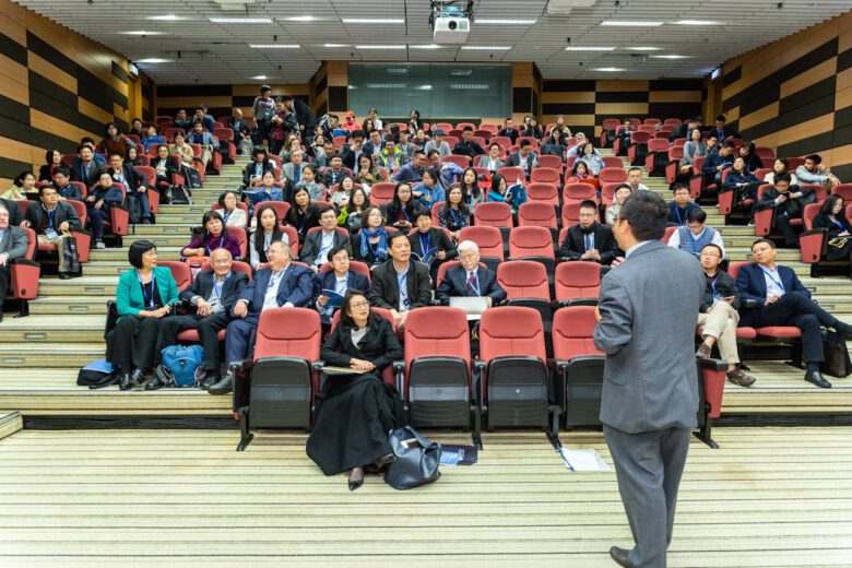 كيف تتحدث أمام الجمهور