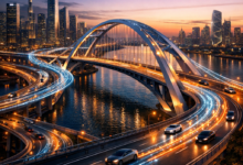 مستقبل تطوير هندسة الطرق والبنية التحتية في 2026 3 مدينة مستقبلية مع بنية تحتية ذكية للطرق والجسور مضاءة بخطوط بيانات متوهجة.
