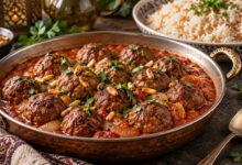 كفتة داوود باشا بكرات اللحم وصلصة الطماطم مع الأرز