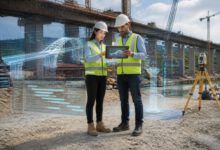 كيف تستخدم الذكاء الاصطناعي في الهندسة المدنية: دليل تقني للمهندسين 3 مهندسان مدنيان يستخدمان نموذجاً رقمياً مدعوماً بالذكاء الاصطناعي في موقع جسر