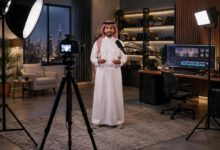 كيفية صناعة محتوى فيديو احترافي في 2026: من الفكرة إلى النشر 2 صانع محتوى عربي في استوديو حديث لإنتاج فيديو عالي الجودة