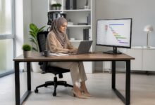 كيفية زيادة الإنتاجية في العمل: 10 طرق عملية لإنجاز أكثر في وقت أقل 5 موظفة تنظم مهامها أمام حاسوب لتحسين إنتاجيتها في العمل