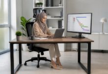 كيفية زيادة الإنتاجية في العمل: 10 طرق عملية لإنجاز أكثر في وقت أقل 3 موظفة تنظم مهامها أمام حاسوب لتحسين إنتاجيتها في العمل